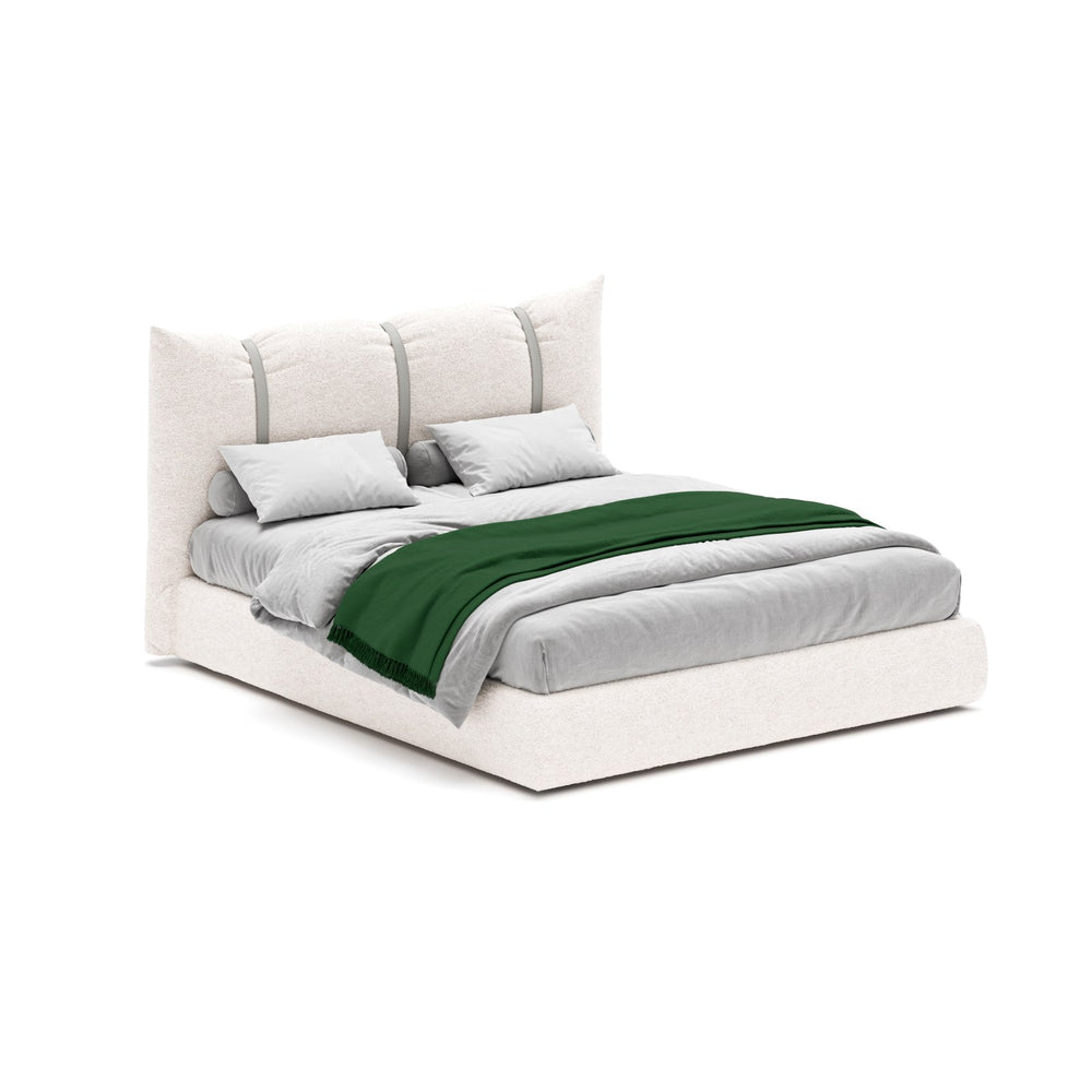 Bett Confit – Bouclé Burro (B01) · Ziergurte Leder Seta Grigia (C25)